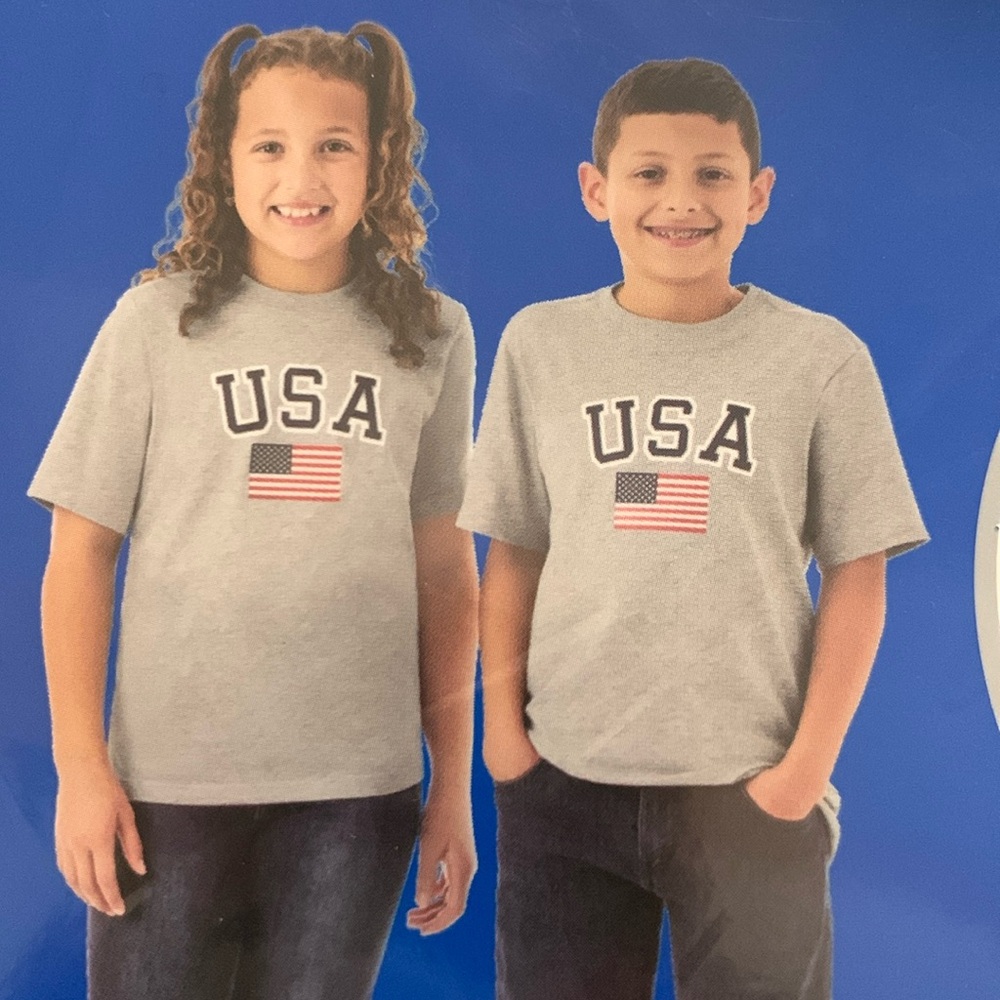 8️⃣ USA T shirt kids size M NEW